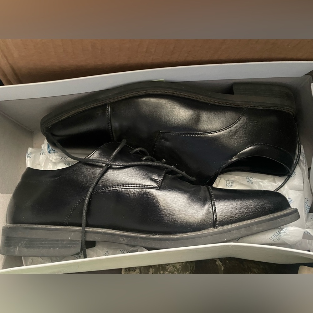 Men’s size 9 black dress shoes